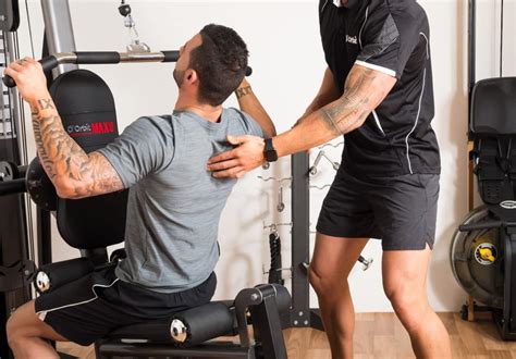 il piège un faux coach dans une salle de sport